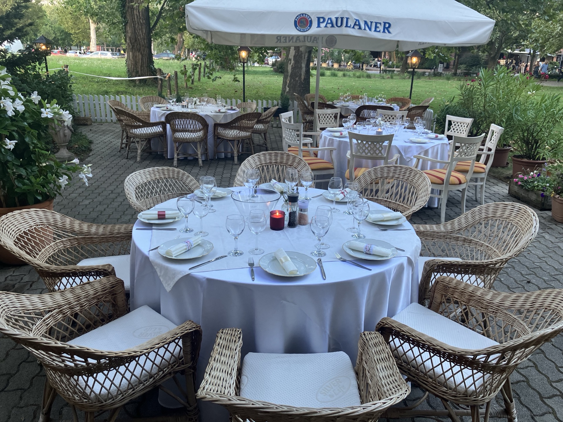 Esti terasz a parkban