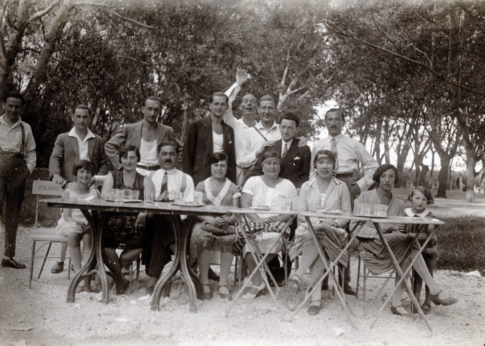 Társaság a Pannónia teraszon, 1930-as évek